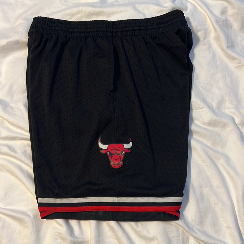 Chicago Bulls 1997-1998 3-Peat Black Alternate Uniform Shorts - Picture 3 of 3